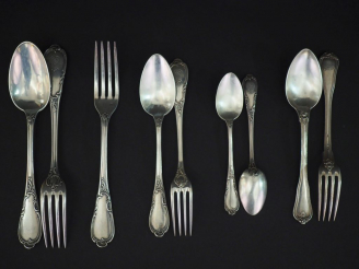 Vente aux enchères Ménagère de style Rocaille en argent, poinçon Minerve, monogrammée com