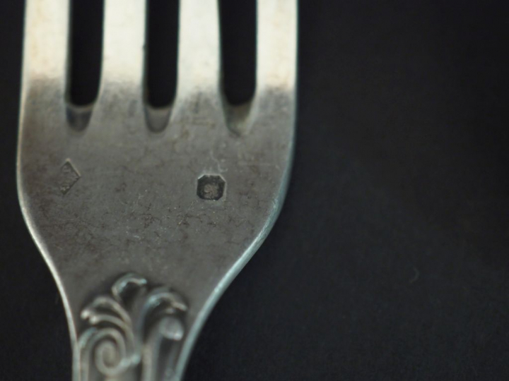 Ménagère de style Rocaille en argent, poinçon Minerve, monogrammée com