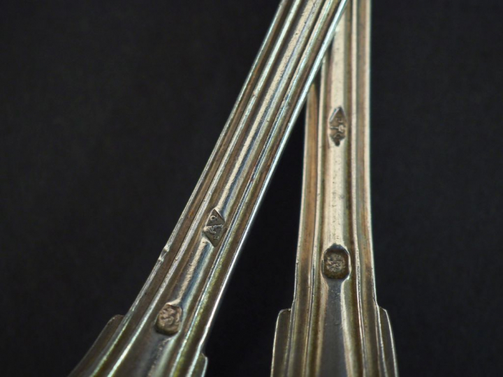 Ménagère de style Rocaille en argent, poinçon Minerve, monogrammée com