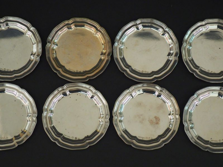 8 dessous de bouteille en argent étranger. Poids : 264 g   