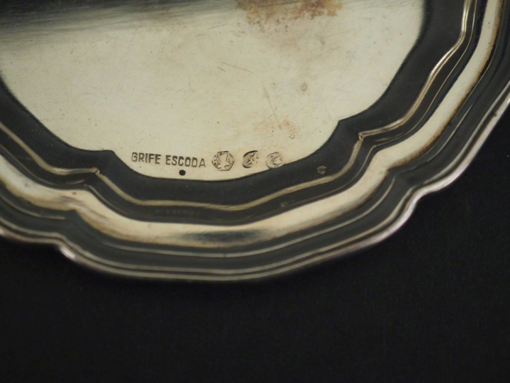 8 dessous de bouteille en argent étranger. Poids : 264 g   