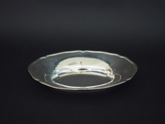Vente aux enchères Plat creux ovale en argent étranger. Poids : 320 g   
