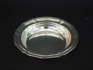 Vente aux enchères 	Jatte creuse en argent étranger. Poids : 480 g   