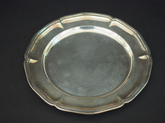 Vente aux enchères 	Petit plat rond en argent étranger. Poids : 327 g   