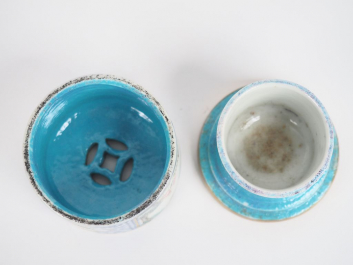 Chine, époque Jiaqing (1796-1820) Petit diffuseur à parfum en porcelai