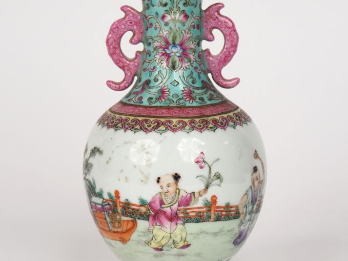 Chine, première république  Petit vase de forme balustre sur piédouche