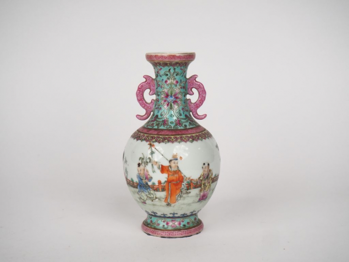 Chine, première république  Petit vase de forme balustre sur piédouche