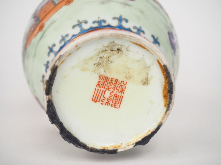 Chine, première république  Petit vase de forme balustre sur piédouche