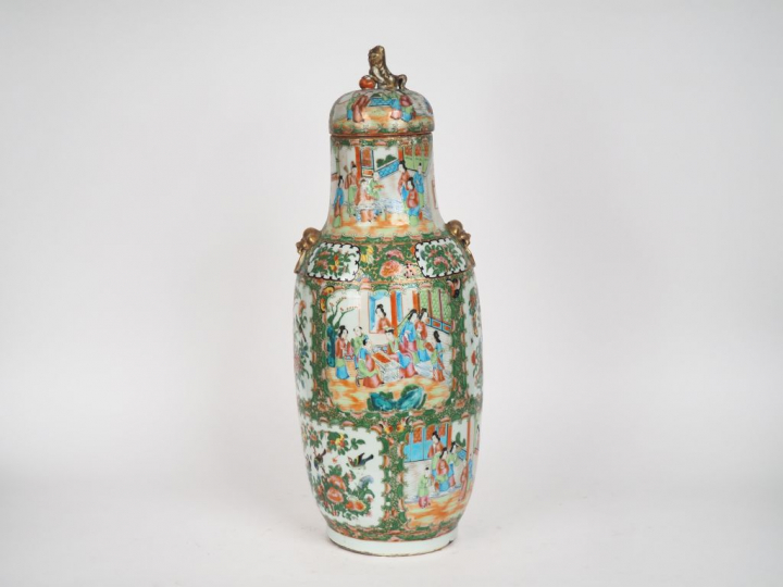 Grand vase balustre couvert en porcelaine et émaux de style famille ro