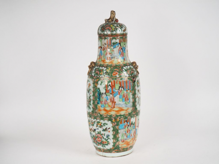 Grand vase balustre couvert en porcelaine et émaux de style famille ro
