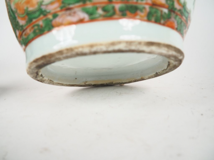 Grand vase balustre couvert en porcelaine et émaux de style famille ro