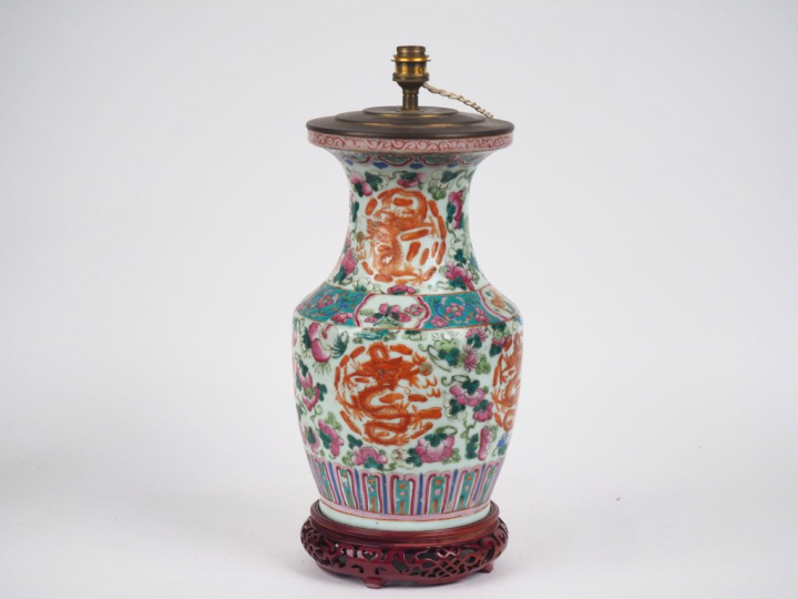 Chine, période Guangxu  Vase balustre en porcelaine et émaux de la fam