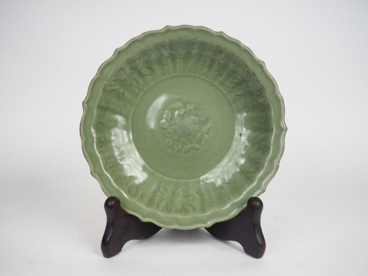 Chine XXe, dans le style des Ming Plat céladon floriforme en porcelain