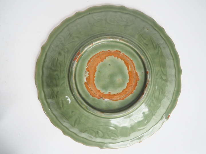 Chine XXe, dans le style des Ming Plat céladon floriforme en porcelain