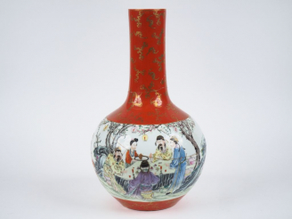 Vente aux enchères Vase Quing en porcelaine et émaux de style famille rose représentant u