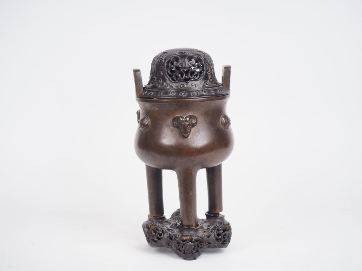 Chine XVIIIe siècle,  Vase Ding en bronze reposant sur un socle en boi