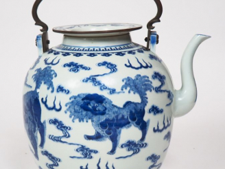 Vente aux enchères Importante théière en porcelaine blanche à décor en bleu sous couverte