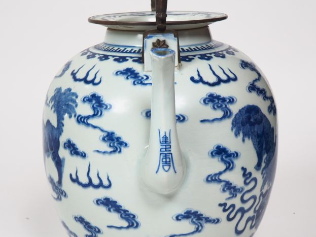 Importante théière en porcelaine blanche à décor en bleu sous couverte