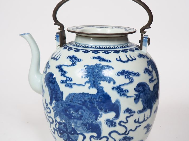 Importante théière en porcelaine blanche à décor en bleu sous couverte