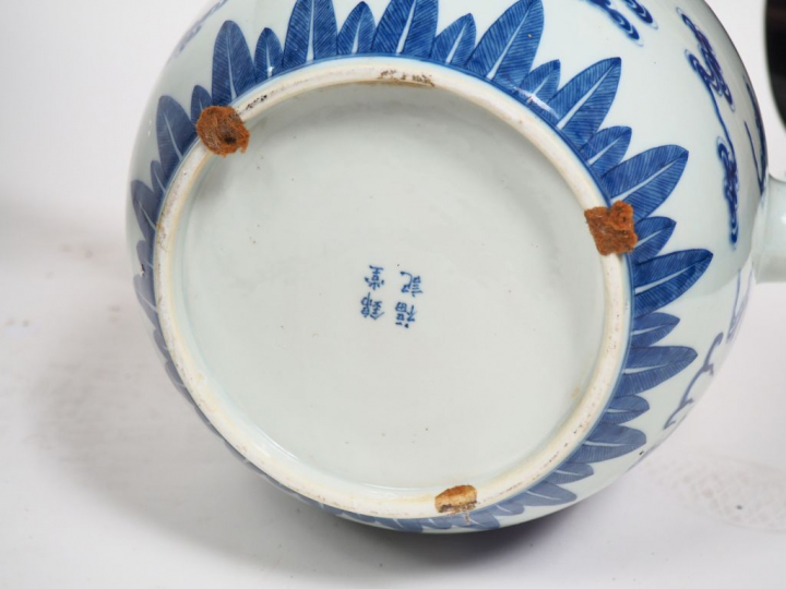 Importante théière en porcelaine blanche à décor en bleu sous couverte