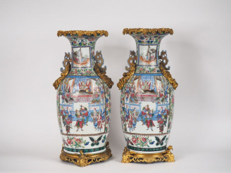 Vente aux enchères Canton, XIXe siècle,   Paire de grands vases de forme balustre, en por