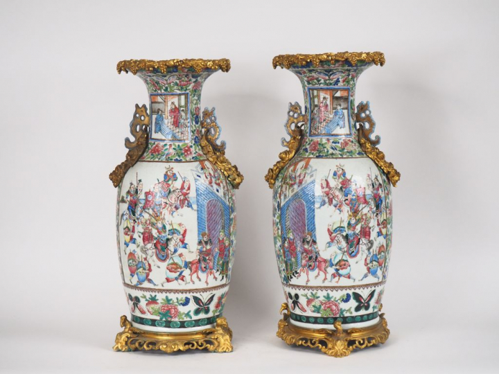 Canton, XIXe siècle,   Paire de grands vases de forme balustre, en por