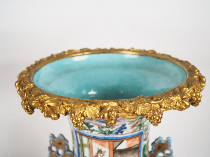 Canton, XIXe siècle,   Paire de grands vases de forme balustre, en por