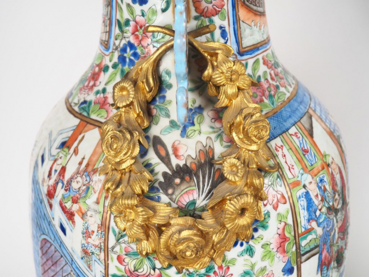 Canton, XIXe siècle,   Paire de grands vases de forme balustre, en por