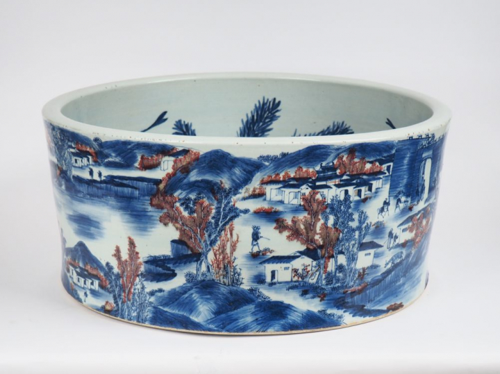 Chine, XVIIIe siècle,  Important bassin en porcelaine blanche, légèrem