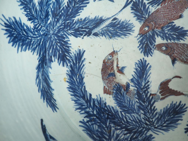 Chine, XVIIIe siècle,  Important bassin en porcelaine blanche, légèrem