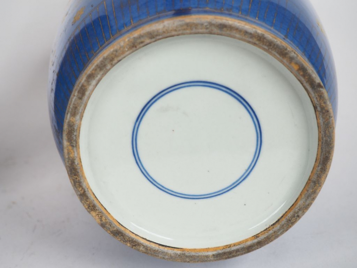 Chine vers 1900 Paire de vases de forme rouleau en porcelaine à décor 