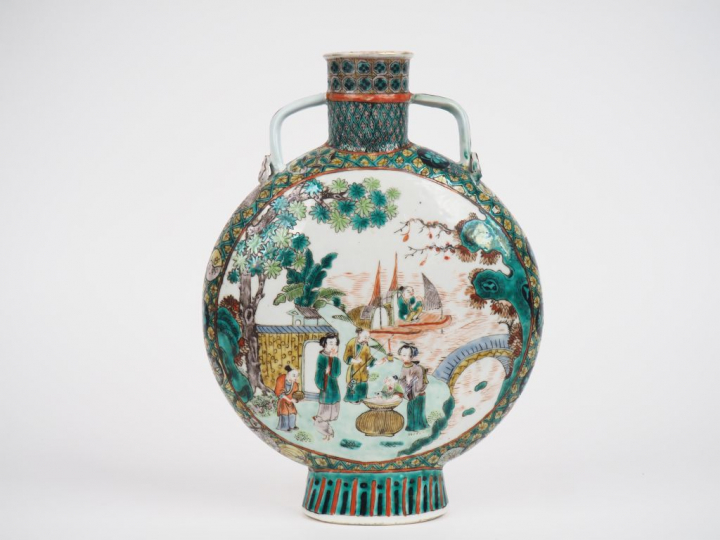 Chine, fin XIXe siècle, Vase de forme gourde sur piédouche en porcelai