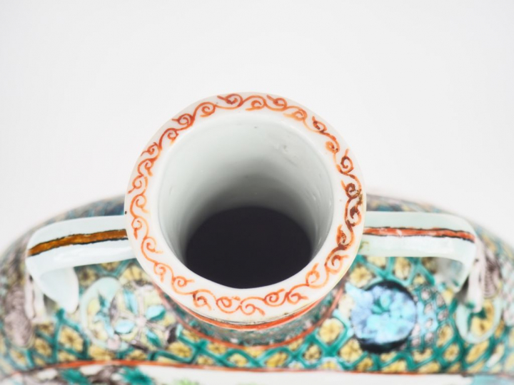 Chine, fin XIXe siècle, Vase de forme gourde sur piédouche en porcelai