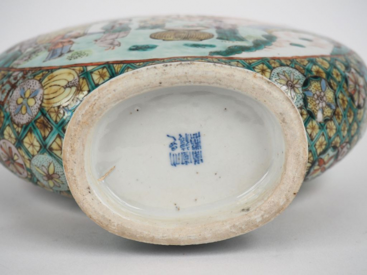 Chine, fin XIXe siècle, Vase de forme gourde sur piédouche en porcelai