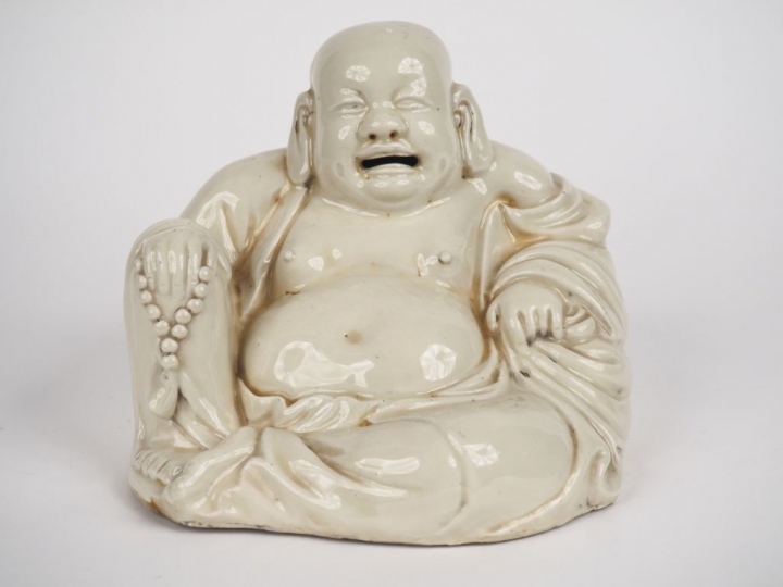 Chine, vers 1900  Bouddha en porcelaine blanche représentant milefo te