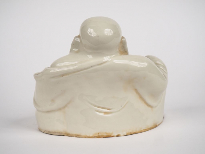 Chine, vers 1900  Bouddha en porcelaine blanche représentant milefo te