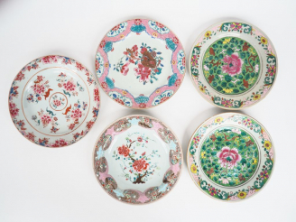 Vente aux enchères Chine XIXe, Compagnie des Indes XVIIIe siècle,  Cinq assiettes dont de