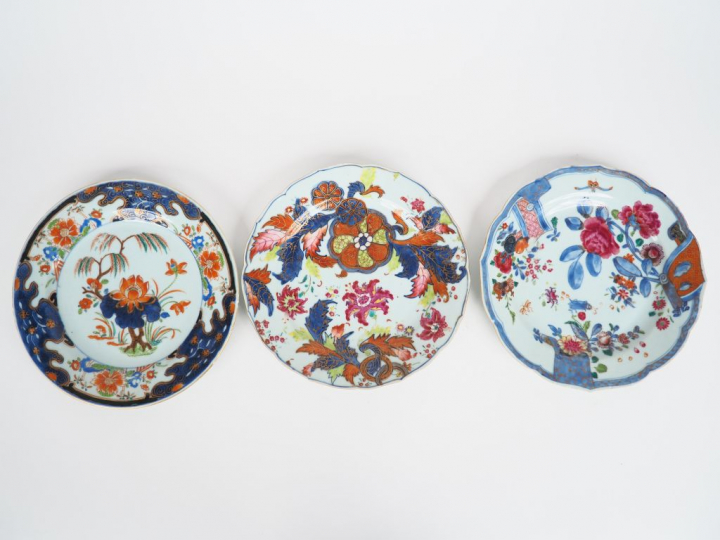 Chine, XVIIIe siècle,  Trois assiettes dont deux floriformes, en porce