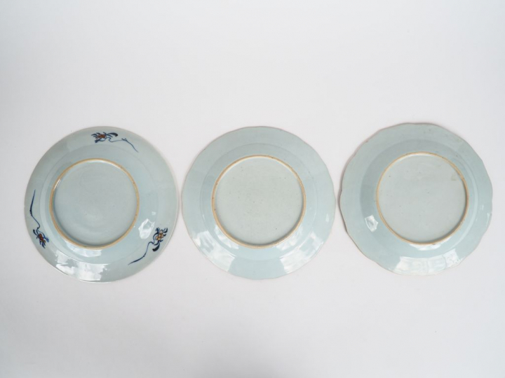 Chine, XVIIIe siècle,  Trois assiettes dont deux floriformes, en porce