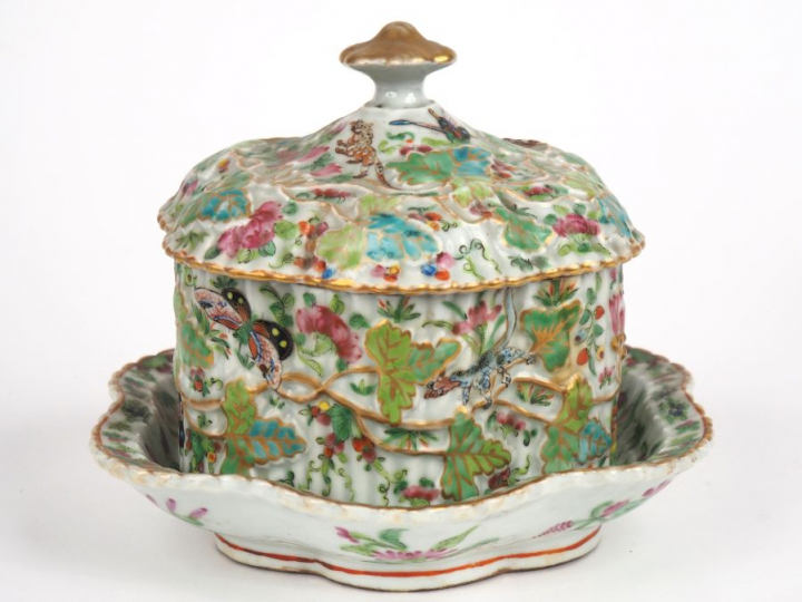 Canton fin XIXe siècle, Bonbonnière couverte et son présentoir à bords