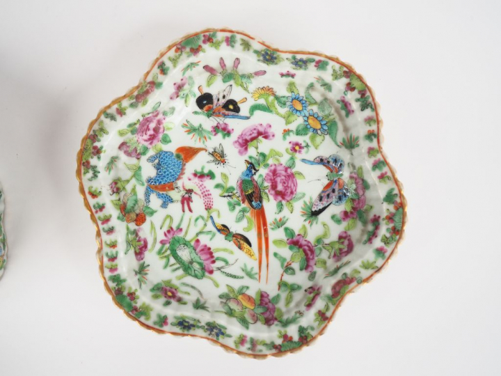 Canton fin XIXe siècle, Bonbonnière couverte et son présentoir à bords