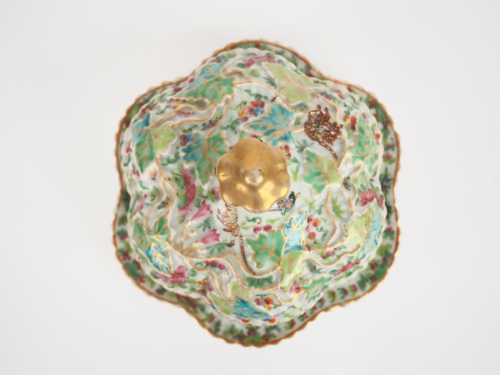 Canton fin XIXe siècle, Bonbonnière couverte et son présentoir à bords