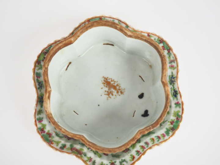 Canton fin XIXe siècle, Bonbonnière couverte et son présentoir à bords