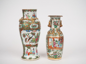 Vente aux enchères Canton, fin XIXe siècle, Deux vases de forme balustre, l’un à col ourl