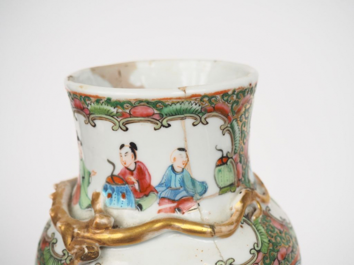 Canton, fin XIXe siècle, Deux vases de forme balustre, l’un à col ourl