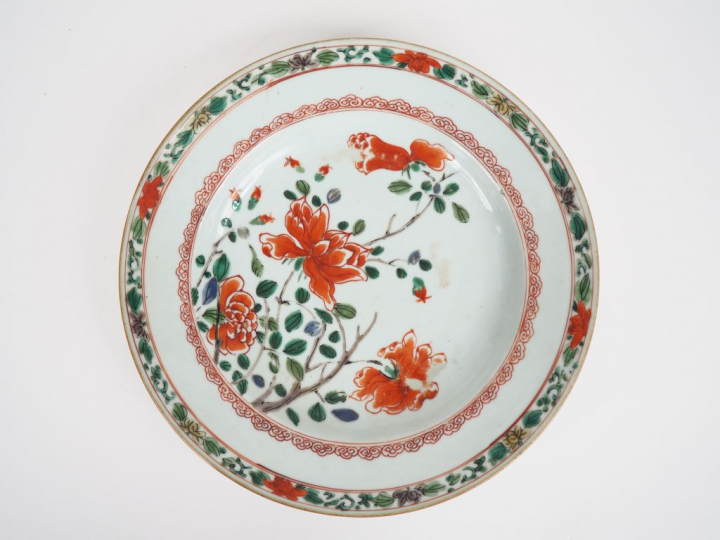 Chine, XVIIIe siècle Plat en porcelaine et émaux de la famille verte à