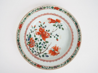 Vente aux enchères Chine, XVIIIe siècle Plat en porcelaine et émaux de la famille verte à