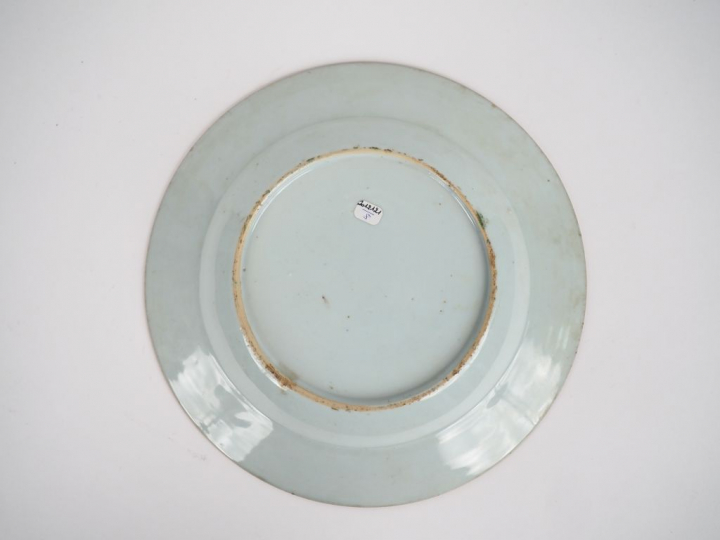 Chine, XVIIIe siècle Plat en porcelaine et émaux de la famille verte à