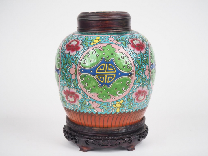 Chine, fin XIXe siècle,  Pot à gingembre en porcelaine et émaux polych