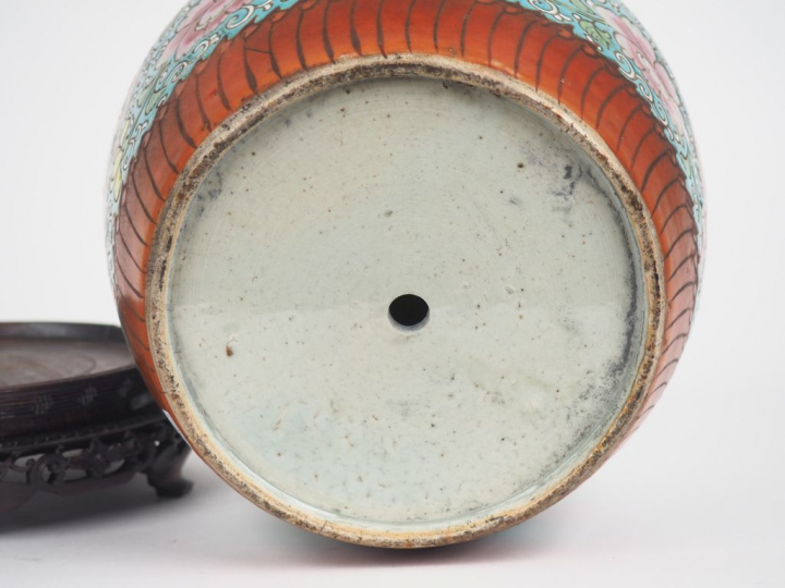 Chine, fin XIXe siècle,  Pot à gingembre en porcelaine et émaux polych